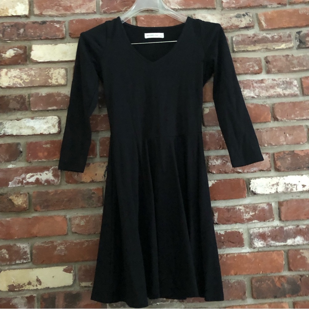 Abercrombie & Fitch *NWOT* Black Knit V-Neck Dress Size Small
